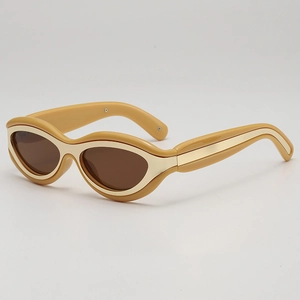 Lunettes de soleil rétro ondulées jaune crème avec garniture dorée et verres bruns