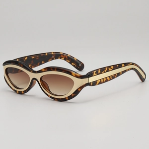 Lunettes de soleil cat-eye avec monture écaille, bord doré et verres dégradés marron