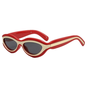 Lunettes de soleil œil-de-chat rouges avec garniture dorée et verres foncés, vue à 45 degrés