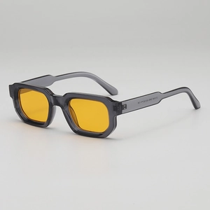 Lunettes de soleil rétro avec monture grise transparente et verres jaunes