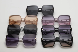 Vue détaillée de lunettes de soleil carrées oversize en sept couleurs avec logo métal