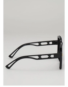 Vue latérale de lunettes de soleil noires à large monture avec détails de branches ajourées