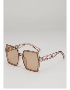 Détail de lunettes de soleil carrées oversize avec monture marron et branches en métal