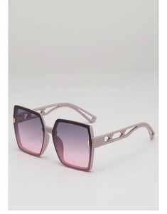 Détail des verres dégradés violets et des branches géométriques ajourées de lunettes de soleil