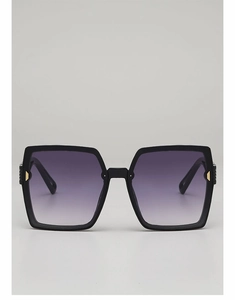Détail de lunettes de soleil noires surdimensionnées avec verres dégradés et charnières