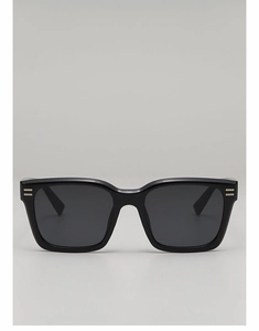 Vue détaillée de lunettes de soleil carrées noires avec accents métalliques argentés