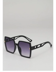 Détail de lunettes de soleil carrées noires avec verres dégradés violets et branches évidées