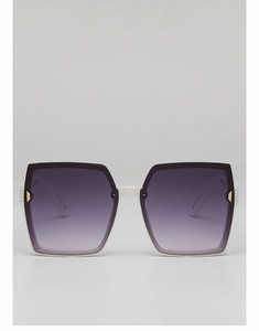 Détail de lunettes de soleil carrées blanches avec verres dégradés violets et accents