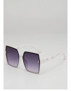 Détail de lunettes de soleil blanches carrées avec accents dorés et verres dégradés violets