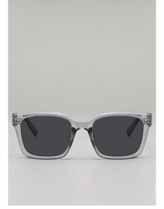 Vue de face de lunettes de soleil carrées gris translucide avec verres foncés et charnières
