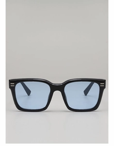 Gros plan de lunettes de soleil carrées noires avec verres bleu clair et détails en argent