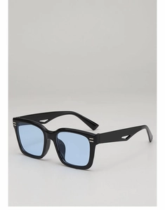 Détail de lunettes de soleil noires avec branches ajourées et verres bleu clair