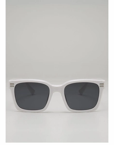 Détail de lunettes de soleil carrées blanches avec charnières en métal argenté et verres