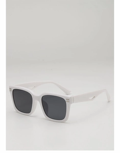 Détail de lunettes de soleil blanches avec branches ajourées et accents métalliques dorés