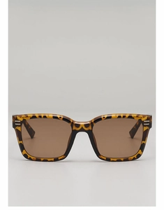 Détail de lunettes de soleil carrées écaille de tortue avec verres bruns et ornements
