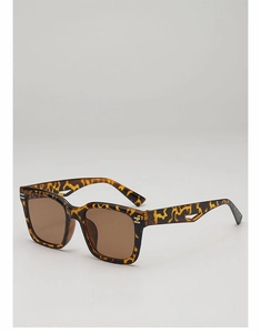 Détail de lunettes de soleil en écaille avec branches métalliques ajourées et verres bruns