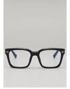 Gros plan de lunettes de soleil carrées noires avec rivets en métal et verres teintés