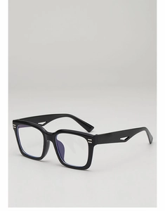 Détail de lunettes rectangulaires noires avec branches ajourées et filtre anti-lumière bleue