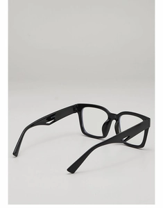 Détail des lunettes de soleil à monture noire avec branches évidées et numéro de modèle WF1262
