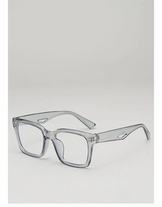 Vue détaillée des lunettes carrées gris transparent avec branches ajourées élégantes