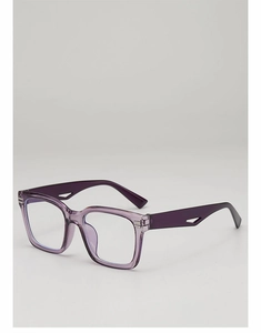 Détail de lunettes de soleil carrées violettes avec branches géométriques et accents