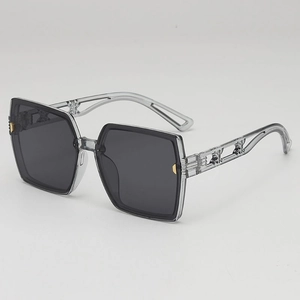 Lunettes de soleil carrées oversize avec monture grise et détail papillon doré