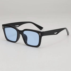 Lunettes de soleil carrées oversize tendance avec verres bleu clair et branches ajourées