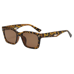 Lunettes de soleil carrées écaille avec branches métalliques évidées sur fond blanc