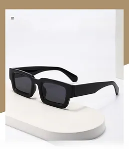 Vue latérale de lunettes de soleil polarisées carrées rétro sur support minimaliste