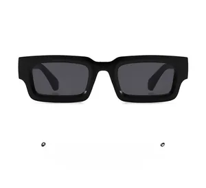 Vue de face de lunettes de soleil rectangulaires noires tendance avec verres foncés