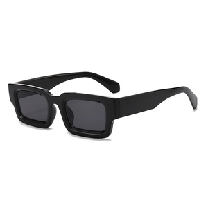 Lunettes de soleil carrées rétro noires avec verres gris foncé pour un look vintage