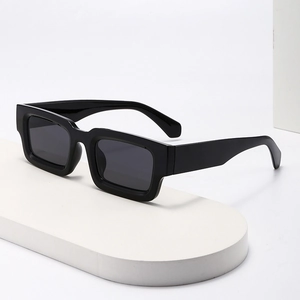 Lunettes de soleil rectangulaires noires classiques avec monture épaisse sur un présentoir
