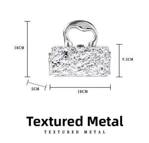 Dimensioni borsa box argento: lunghezza 18 cm, altezza 9,5 cm con trama a ghiaccio
