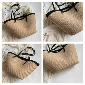 Détails du sac cabas en paille tressée avec bordure noire contrastée et poignées