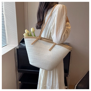 Détail du sac cabas tissé minimaliste avec coutures contrastées et lanières en cuir