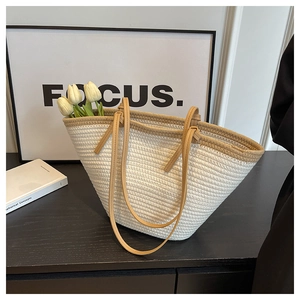 Détail du sac cabas tissé crème avec poignées contrastées brunes et tulipe interne