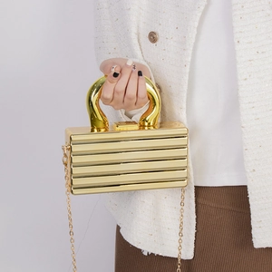 Pochette box in acrilico dorato a righe con manico a U e catena sottile dorata