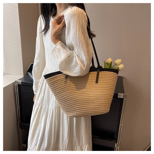 Sac fourre-tout en paille tissée avec anses en cuir noir et décoration de tulipes