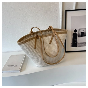 Sac fourre-tout tissé minimaliste avec lanières en cuir sur présentoir moderne