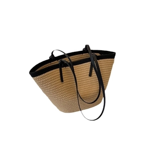Sac fourre-tout en paille tissée avec bordure noire et longues anses pour la plage