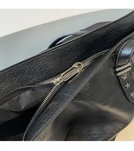 Détail du sac fourre-tout noir avec décor d'étoile et zip en épingle de sûreté
