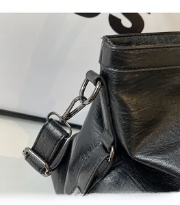 Vue macro des détails métalliques polis et de la texture du cuir noir sur ce sac cabas