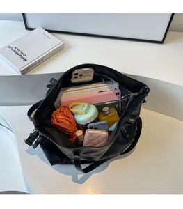 Vue intérieure du grand sac cabas en cuir noir montrant sa grande capacité de rangement