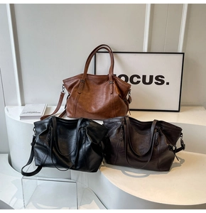 Vue détaillée de grands sacs cabas en marron et noir avec une texture en similicuir PU souple
