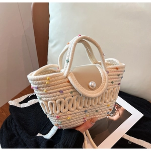 Sac bandoulière tissé beige chic avec pois colorés et grand bouton perle décoratif
