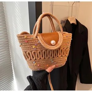 Sac bandoulière en paille avec pompons colorés et rabat en cuir avec perle blanche