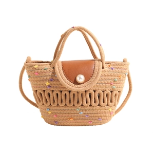 Sac bandoulière tissé main avec accents au crochet et perle sur un rabat en similicuir