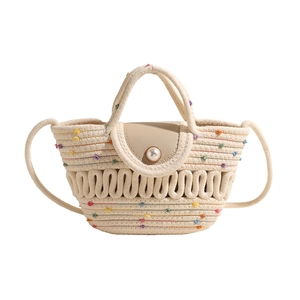 Sac bandoulière tissé main avec pompons colorés et fermoir perle élégant