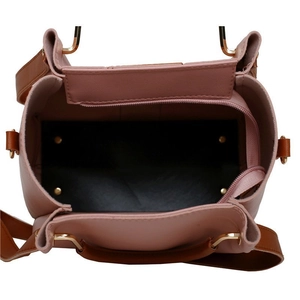 Détails de l'intérieur du sac violet montrant le compartiment spacieux et les ferrures