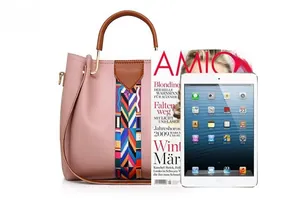Détail de la taille du sac à main rose comparé à un iPad et un magazine de mode